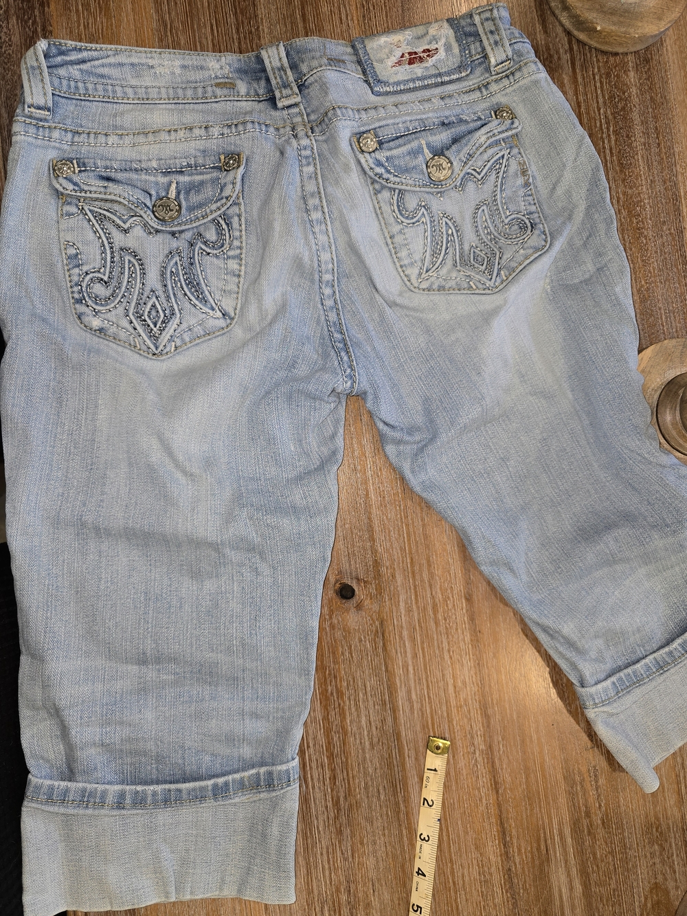 MEK Denim Light Wash Embroidered Back Pocket Women’s Jean Capri Size 29